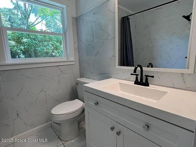 Building Photo - 450 Riverdale Dr