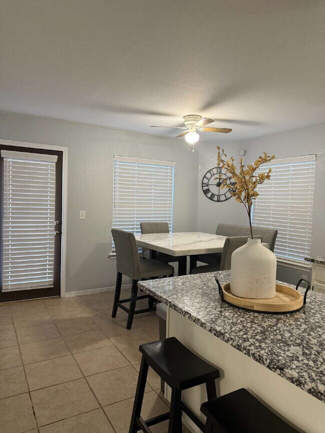 Building Photo - "Charming 3-Bed Oasis with Granite Touches & Cozy Fireplace in El Paso!"