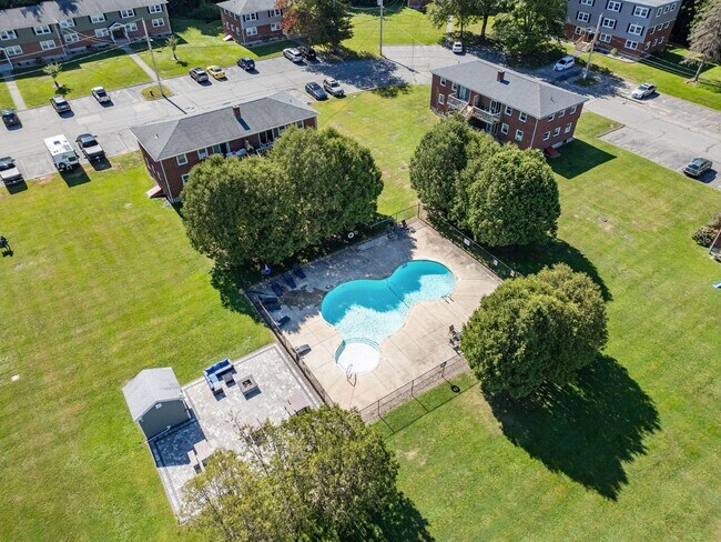 Building Photo - 12 Manor Dr