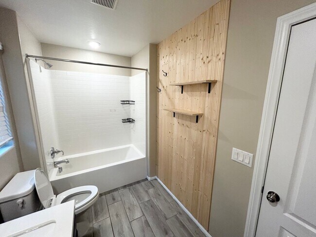 Building Photo - 3/BD 2.5/BA Bright & Stylish Mountain’s Ed...