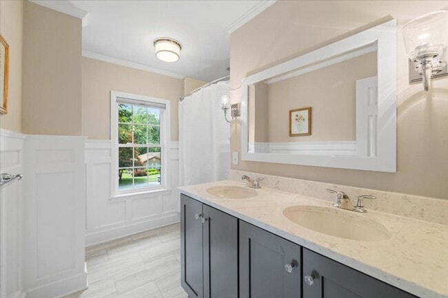 Building Photo - Spacious Home with Fenced Yard Exclusive Access to Hethwood Amenities