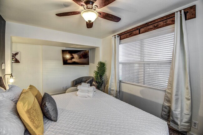 Building Photo - 2 Bd 2 Ba + Guest House with Fully Furnish...