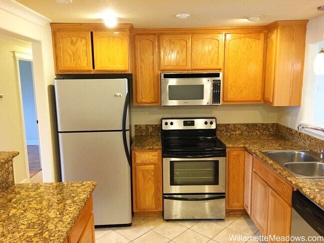 Building Photo - 4 Bedrooms, 2 Bathrooms, Large Fenced Backyard in Central Salem