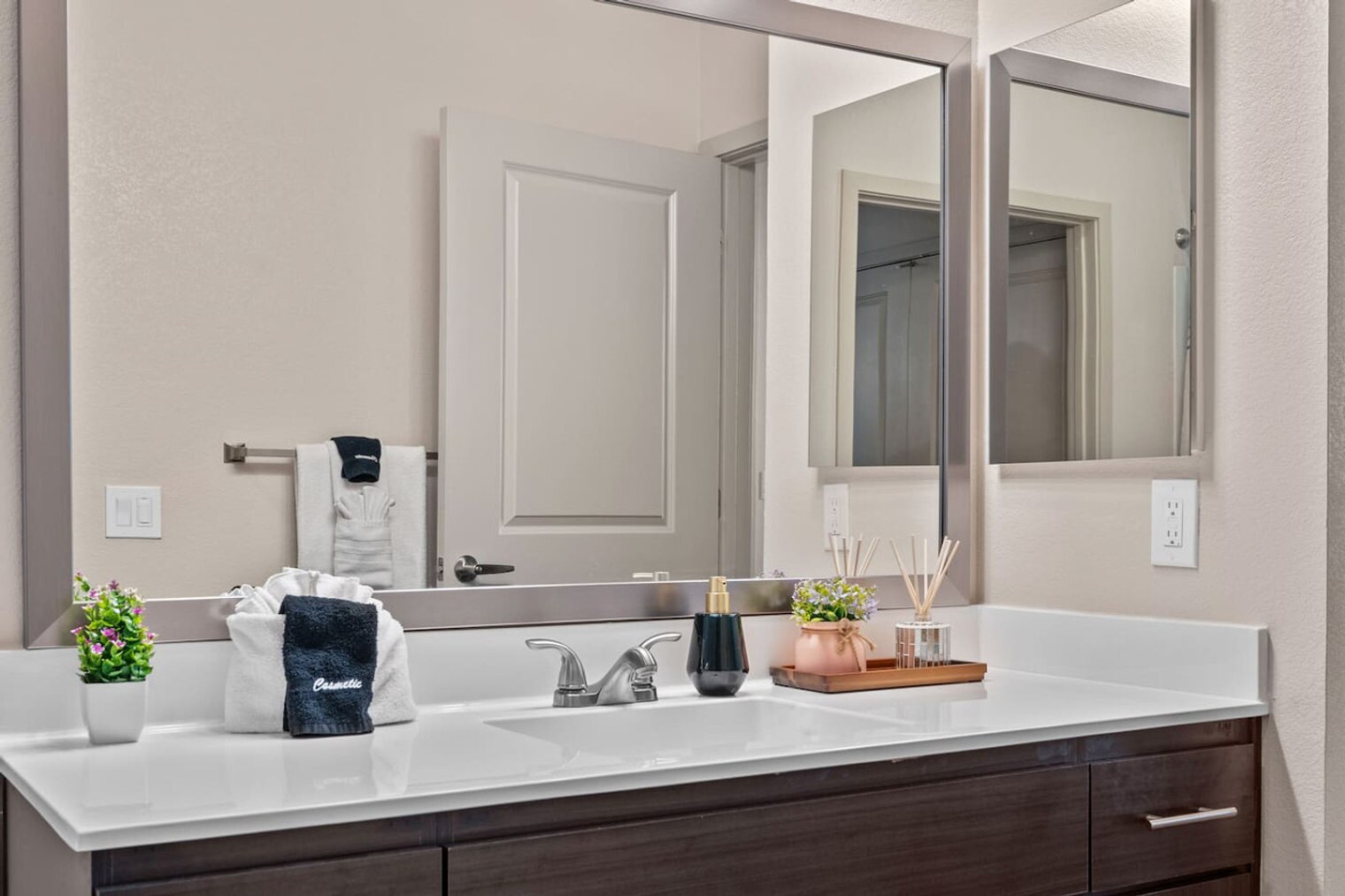 Building Photo - 711 W Broadway Rd