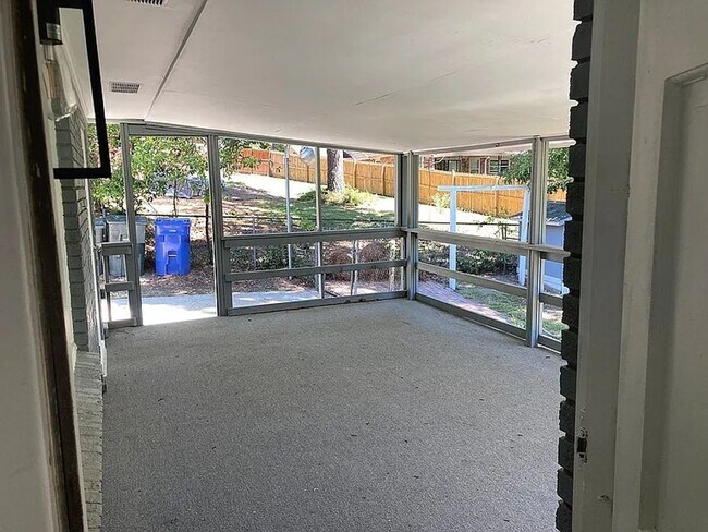 Building Photo - Peaceful home in Forest Acres!