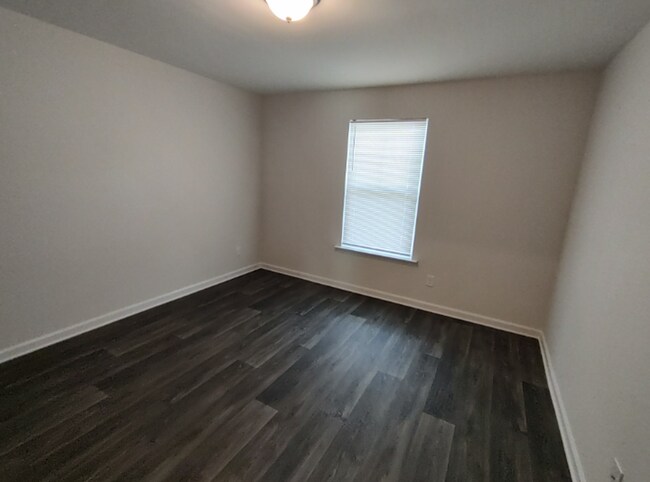 Building Photo - Move in Ready! Easy & Quick move-in process