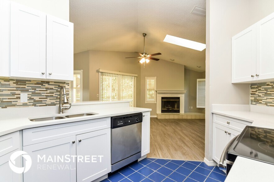 Building Photo - 812 Crestridge Dr