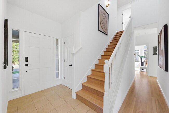 Building Photo - 15 Aaron Dr