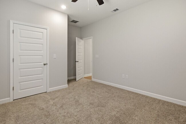 Building Photo - New 4 Bedroom in CRESTVIEW!!
