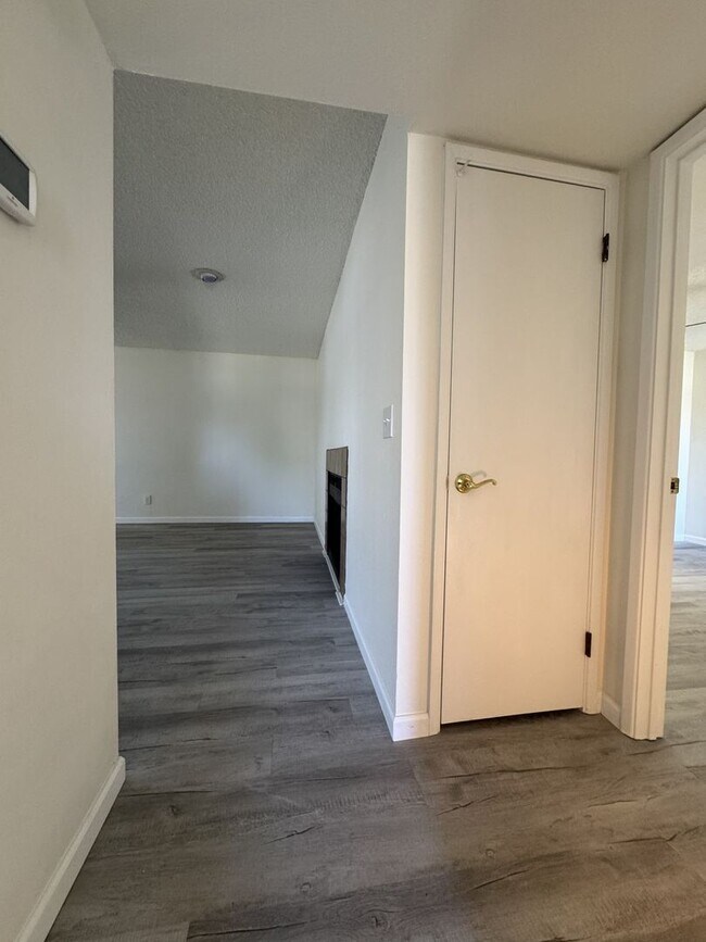 Building Photo - 850 S River Dr