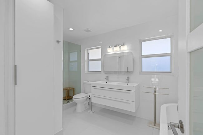 Building Photo - 391 SE 7th Ave