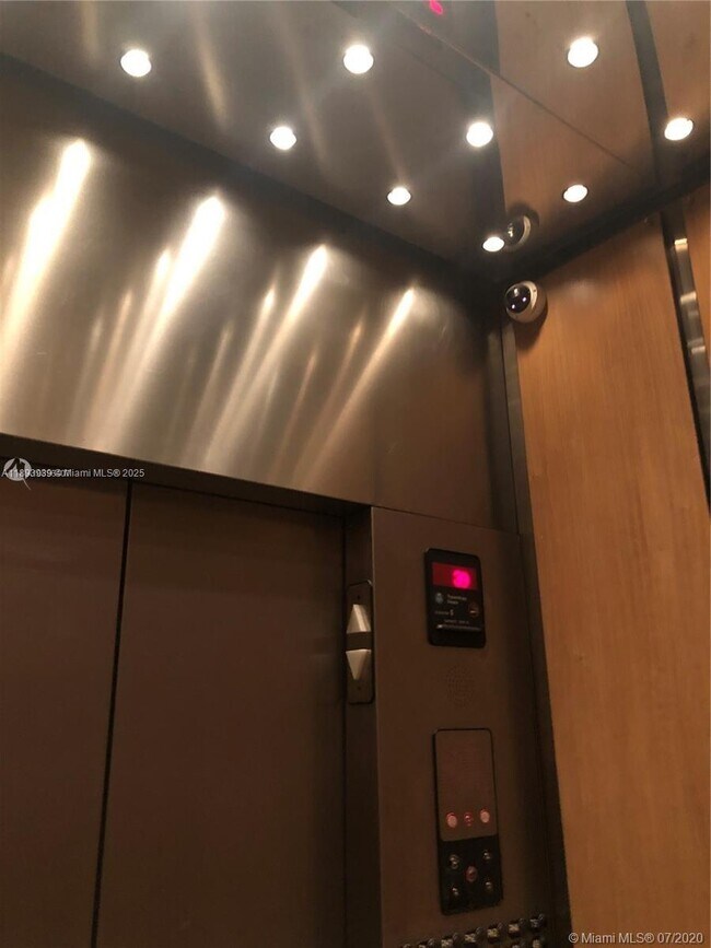 Building Photo - 1750 N Bayshore Dr