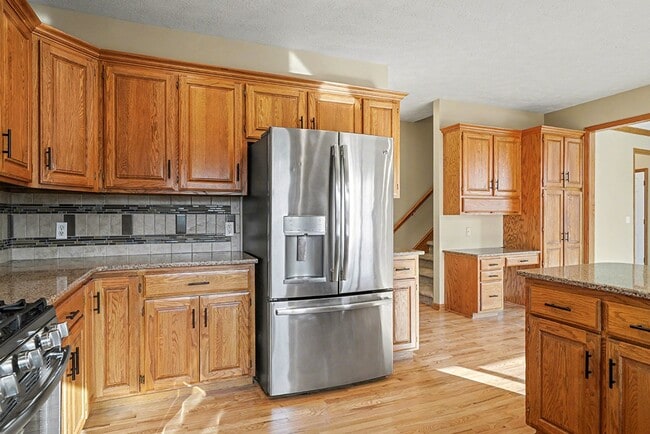 Building Photo - Spacious 4br/4.5 ba Home in Millard Mission Park Neighborhood. Huge Yard, 3 Car Garage