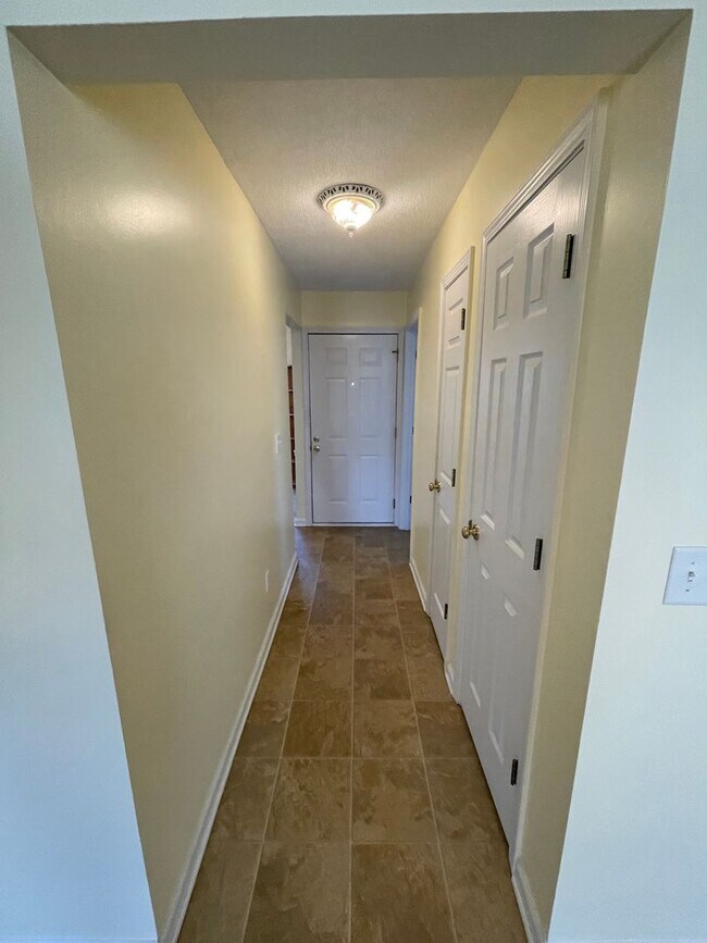 Building Photo - Nice Brick 3/2 House in Garden Lakes- $1,495