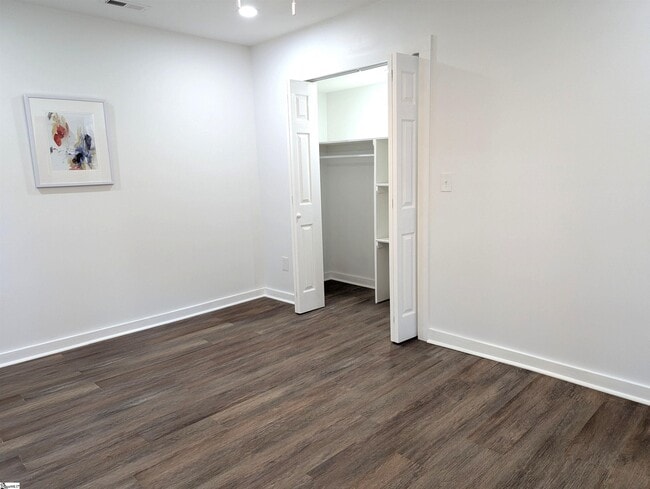 Building Photo - 2115 Oakhurst Cir