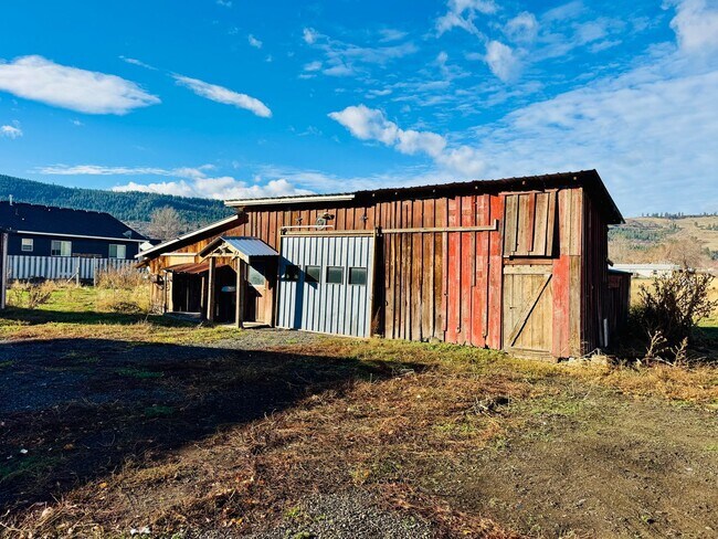 Building Photo - 210 18th St