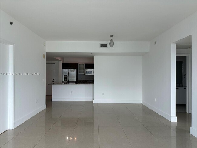 Building Photo - 950 Brickell Bay Dr