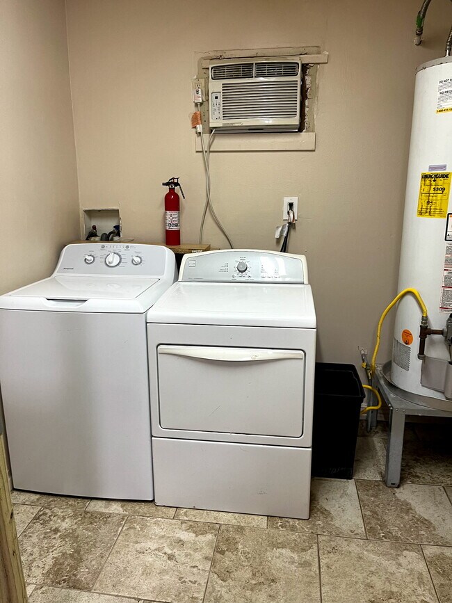 Building Photo - 9613 Westview Dr