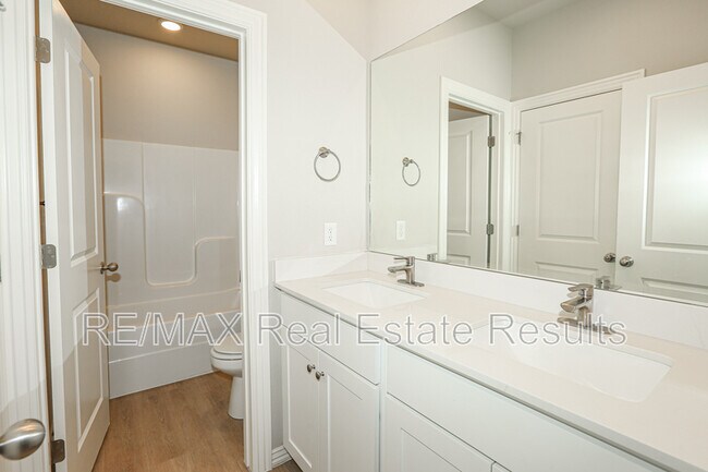 Building Photo - 1405 SW Poigai Wy