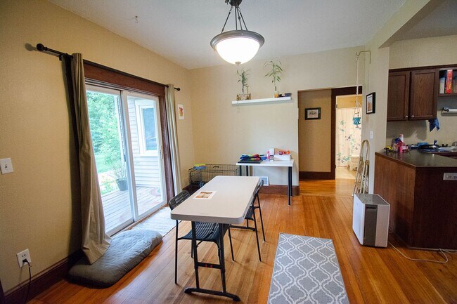 Building Photo - Charming & Spacious Main-Level Apartment Near Downtown