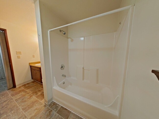 Building Photo - 3 Bedroom Duplex ~ Close to 9th Street ~ Pet Friendly