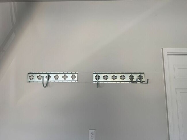 Building Photo - Spacious home with a fence, in PRIME location with a move in special