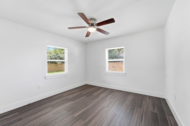 Building Photo - 2281 Des Jardines St