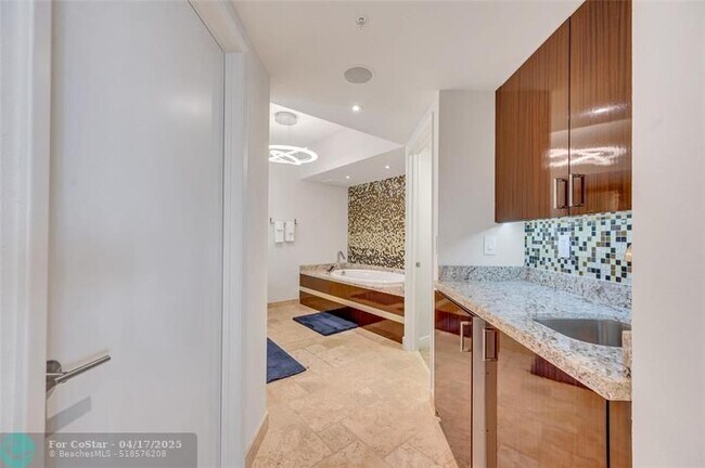 Building Photo - 333 Las Olas Way