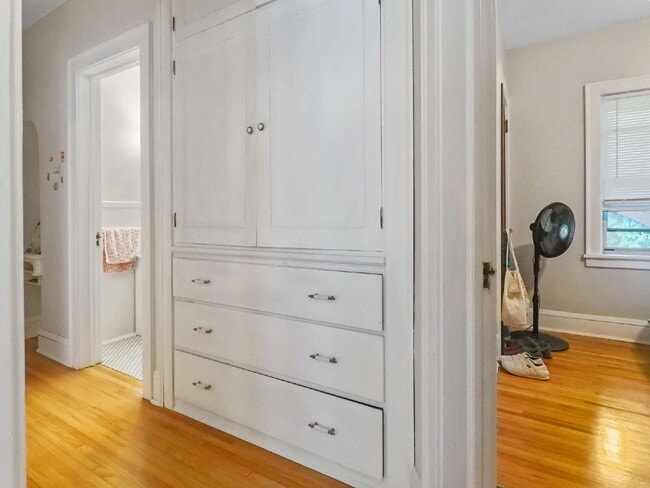 Building Photo - Beautiful Upper Level 3 Bedroom Duplex nea...
