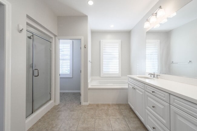 Building Photo - FOR RENT 4BD/3.5 BA/2Garage/Single Family ...