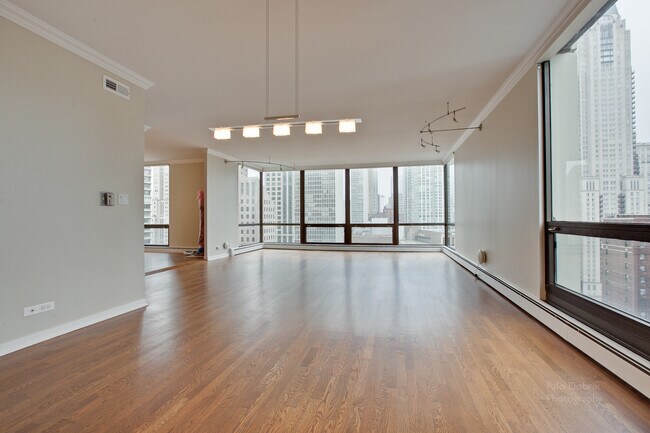 Dining/Living - 100 E Bellevue Plz