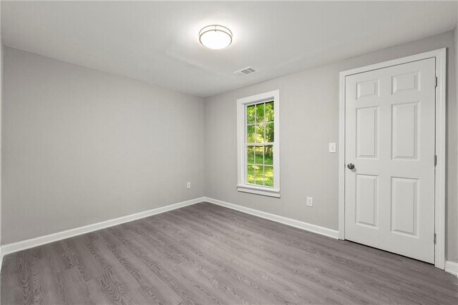 Building Photo - 5901 Ridge Dr SE