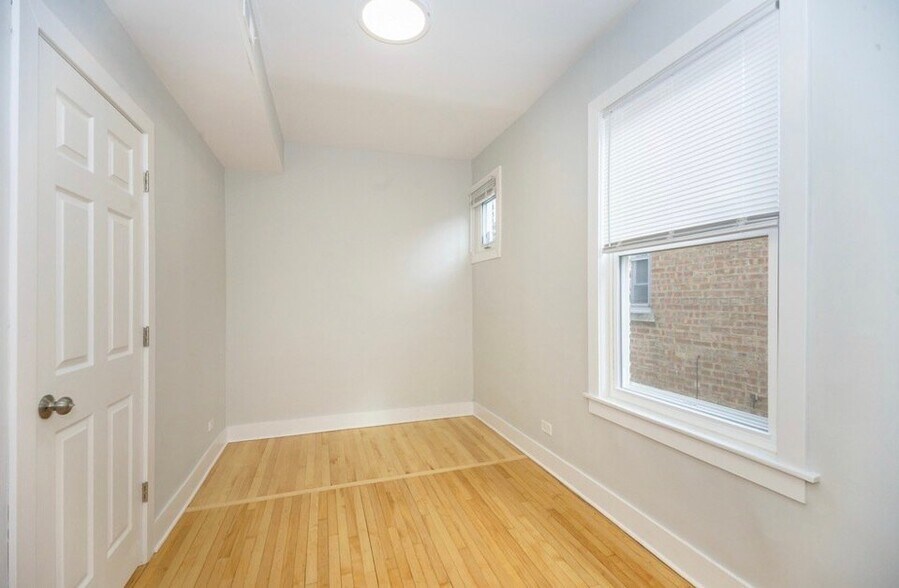 Building Photo - 5422 W Wrightwood Ave