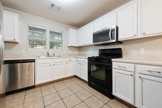 Building Photo - 2224 Bluffstone Dr