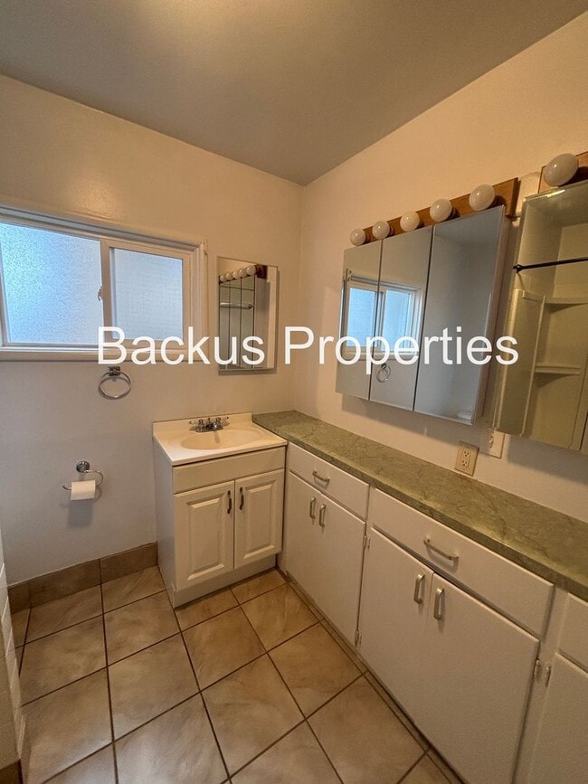 Building Photo - Wonderful two-bedroom unit in Monterey