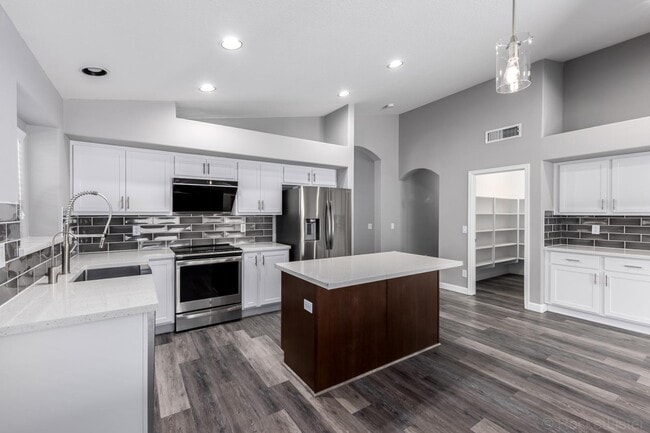 Building Photo - 2313 W Straight Arrow Ln