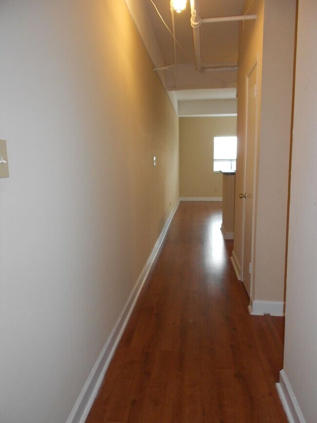 Building Photo - Cozy 2 Bedroom Apartment - Walk to UGA Cam...