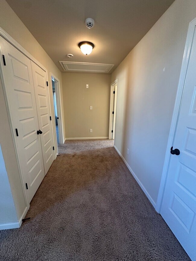 Building Photo - 549 W Holloway Dr