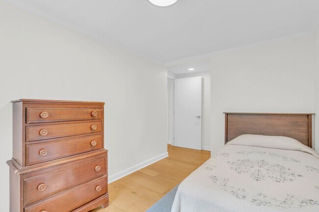 Building Photo - Easy Living in Red Bank!