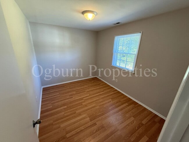 Building Photo - 2201 Stonehaven Rd