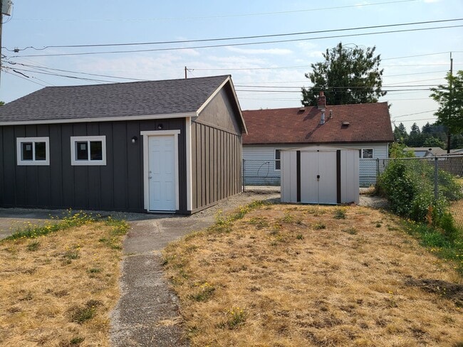 Building Photo - Beautifully Updated South Tacoma 3 Bedroom