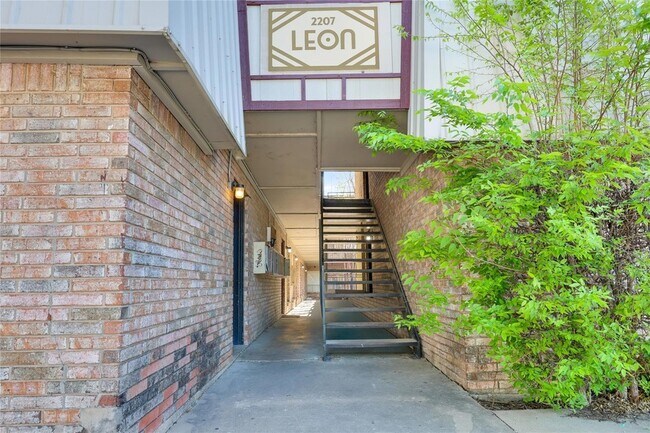 Building Photo - 2207 Leon St