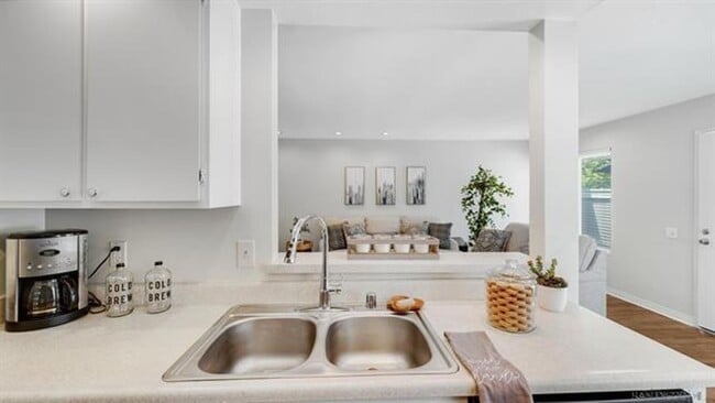 Building Photo - Large 3 Bdrm 2 Ba Condo w/ 2 Car Garage for Rent in Oceanside Available Now!