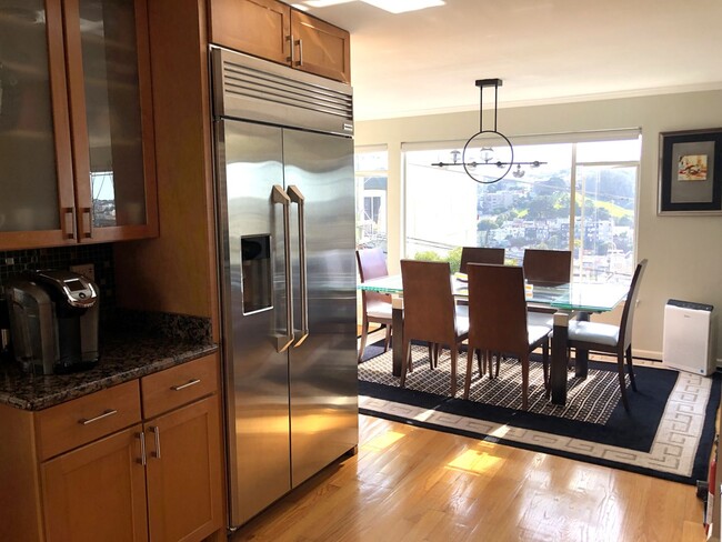 Building Photo - Elegant & Expansive Furnished 3 Bedroom/2 ...