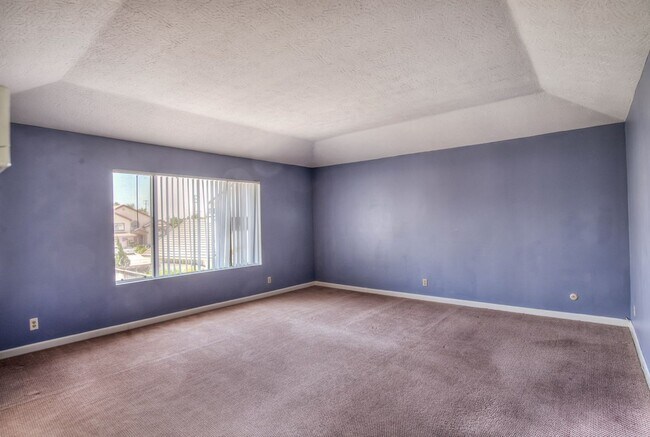 Building Photo - 4546 E Blue Jay Ave