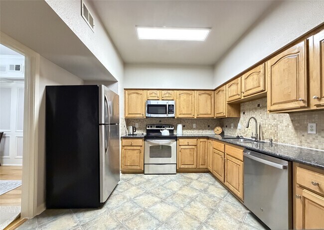 Building Photo - 2255 Braeswood Park Dr