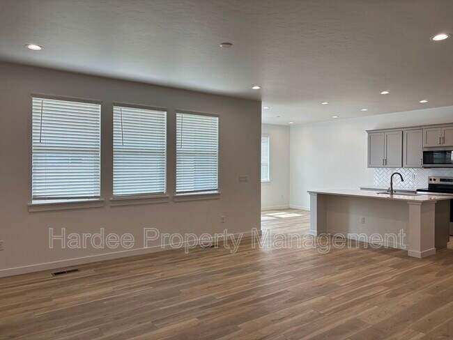Building Photo - 1411 W Dovefield St