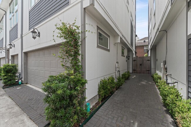 Building Photo - 9635 Riddlewood Ln