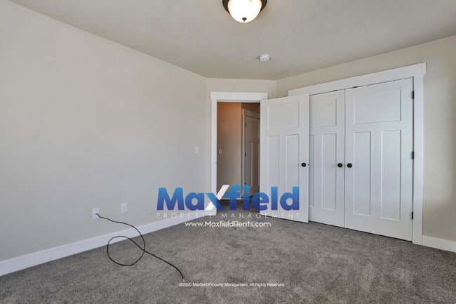 Building Photo - Heart of Riverton Pet Friendly Townhouse 3 BD 2.5 BA 2 GAR