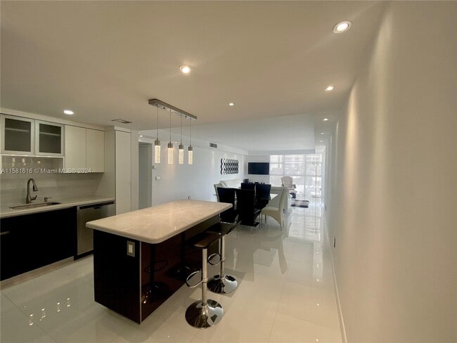 Building Photo - 3731 N Country Club Dr